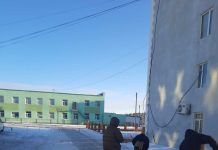 Тамгын газрын зүүн талын явган хүний зам, 5 дугаар цэцэрлэг хүртлэх явган замын хуваарьт хэсгийн дагтаршсан цас болон орчны хог хаягдлыг цэвэрлэлээ.